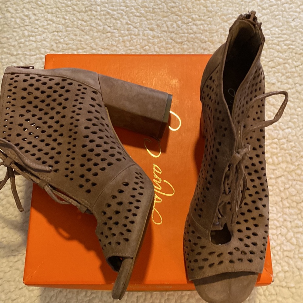 Laser Cut Booties - Picture 4 of 8